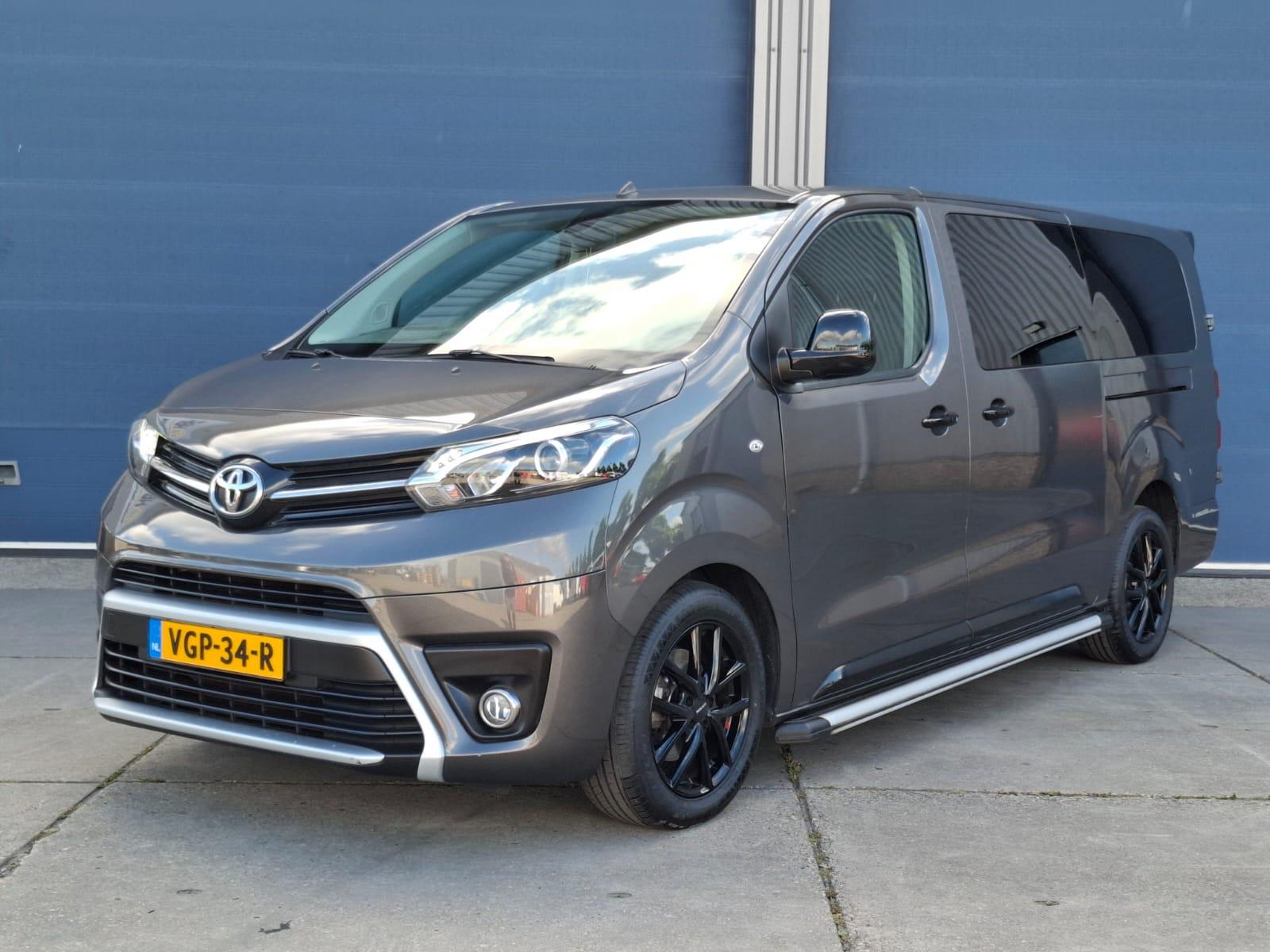 Toyota Proace worker