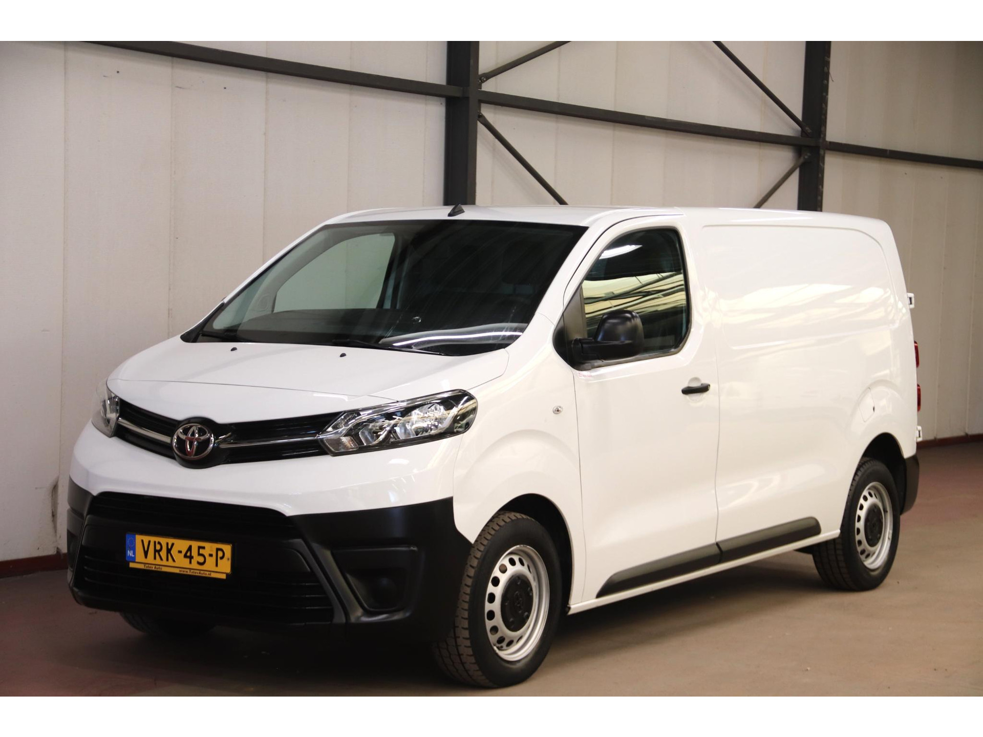 Toyota Proace worker