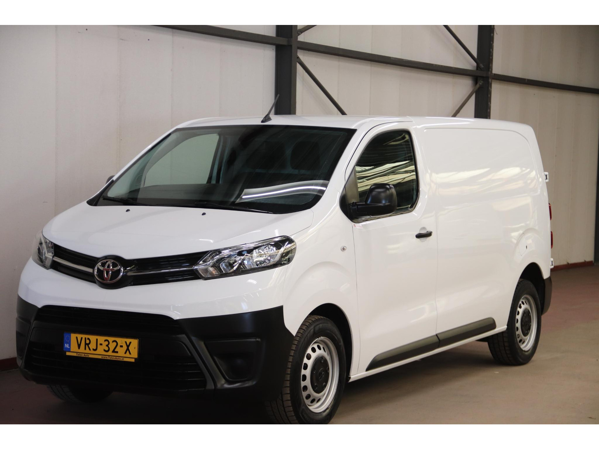 Toyota Proace worker