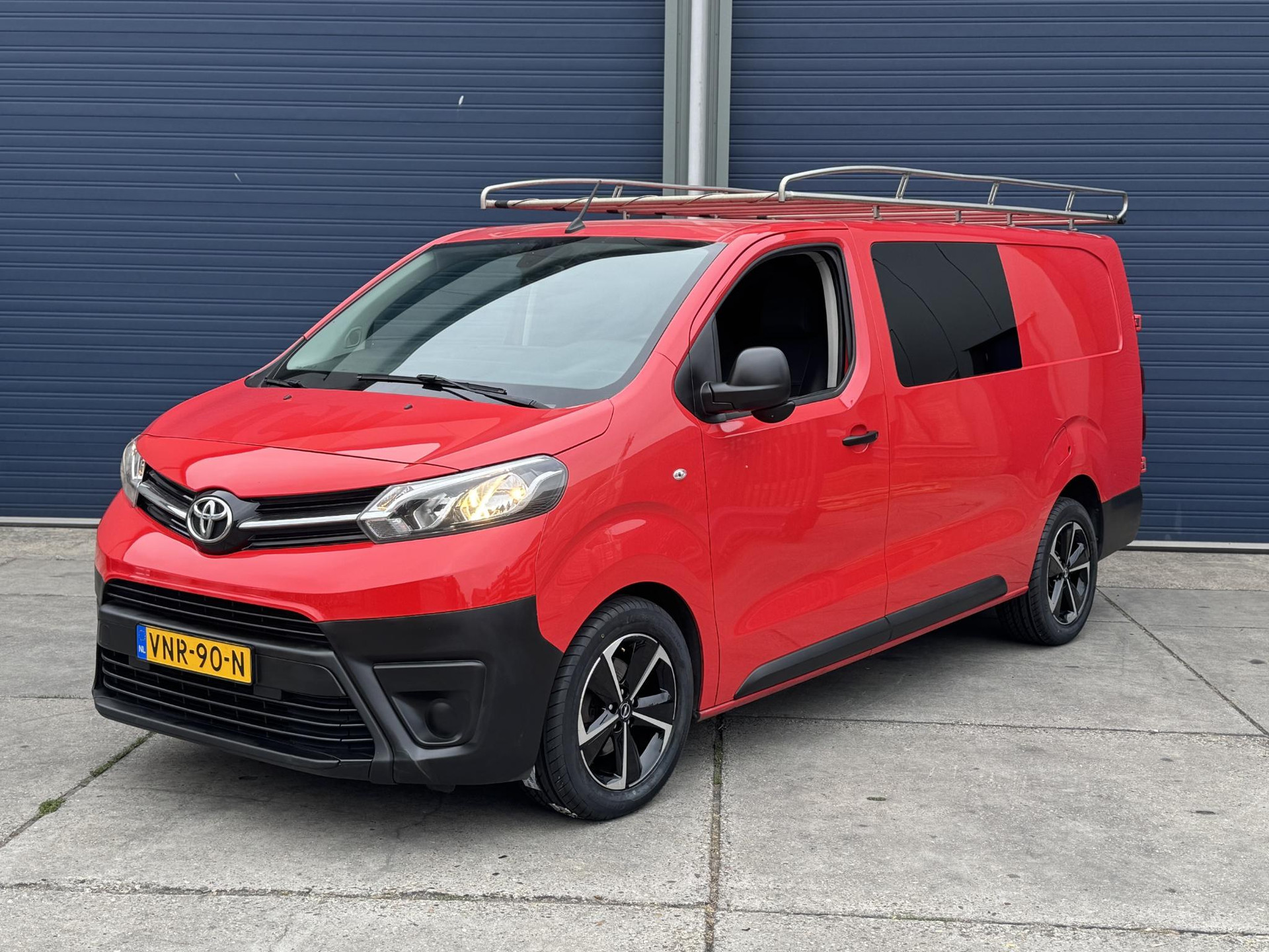 Toyota Proace worker