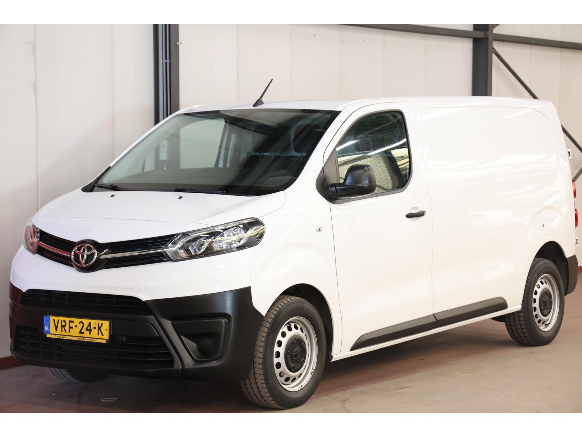 Toyota Proace worker