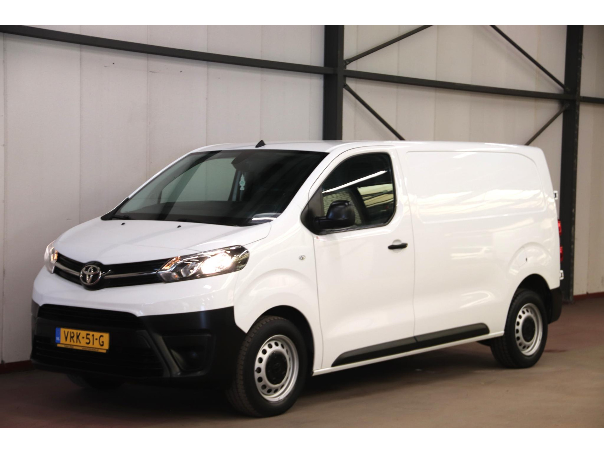Toyota Proace worker