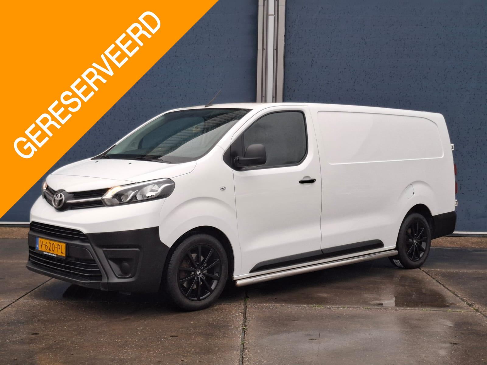 Toyota Proace worker